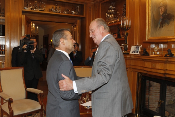Don Juan Carlos recibe el saludo del presidente del Gobierno de Canarias