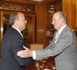 u Majestad el Rey recibe el saludo del presidente de la Junta de Extremadura