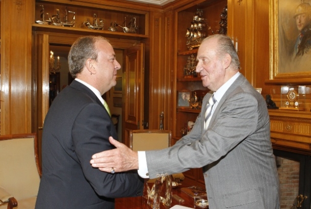 u Majestad el Rey recibe el saludo del presidente de la Junta de Extremadura