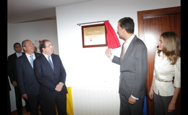 Don Felipe descubre una placa conmemorativa, en presencia de Doña Letizia, y del presidente de la Junta de Castilla y León, Juan Vicente Herrera