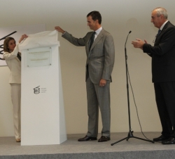 Sus Altezas Reales los Príncipes de Asturias descubren una placa conmemorativa