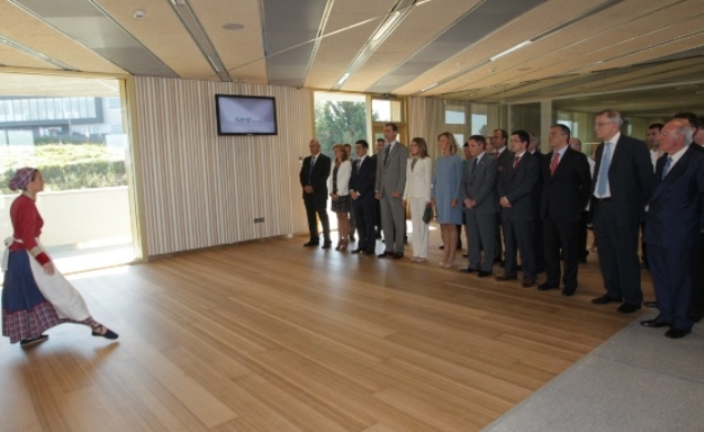 Sus Altezas Reales los Príncipes de Asturias durante la interpretación del aurresku de honor