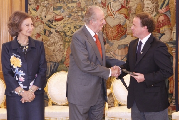 Su Majestad el Rey en presencia de Doña Sofía, hace entrega del galardón