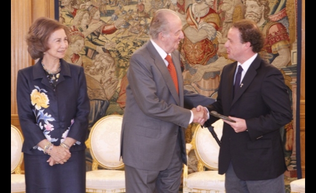 Su Majestad el Rey en presencia de Doña Sofía, hace entrega del galardón