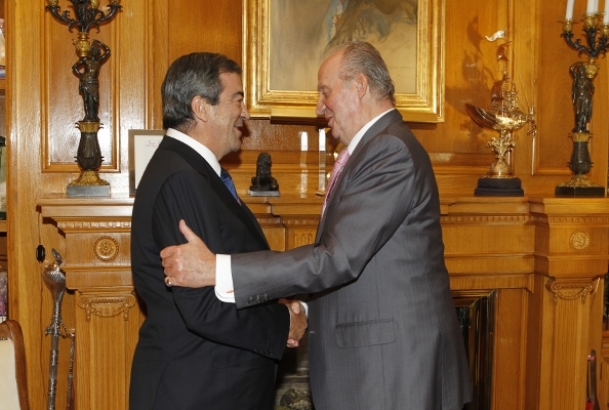 Don Juan Carlos recibe el saludo del presidente del Principado de Asturias