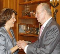 Don Juan Carlos recibe el saludo de la presidenta de la Comunidad Foral de Navarra