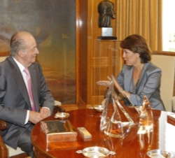 El Rey conversa con Yolanda Barcina