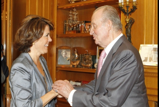 Don Juan Carlos recibe el saludo de la presidenta de la Comunidad Foral de Navarra