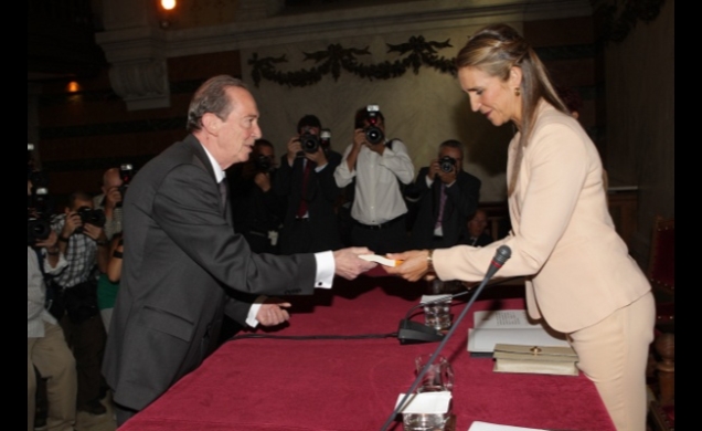 Su Alteza Real la Infanta Doña Elena, recibe de manos del director de la RAE, la nueva Gramática Básica de la Lengua Española