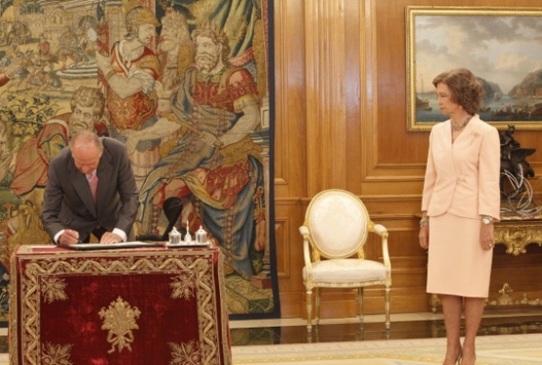 Su Majestad el Rey en presencia de Su Majestad la Reina, sanciona la reforma de la Constitución