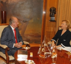 Su Majestad el Rey conversa con Luisa Fernanda Rudi