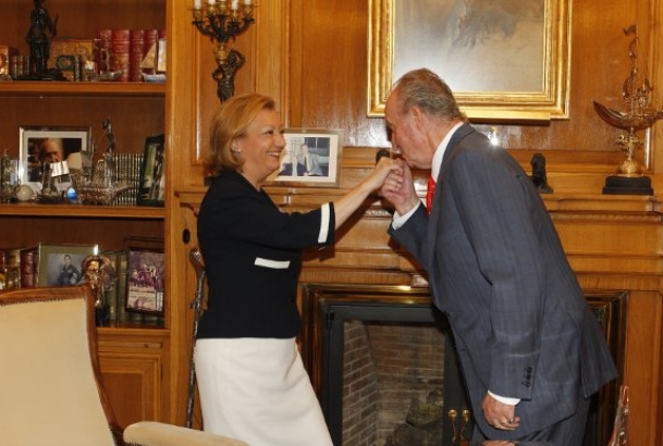 Don Juan Carlos saluda a la presidenta de Aragón, Luisa Fernanda Rudi