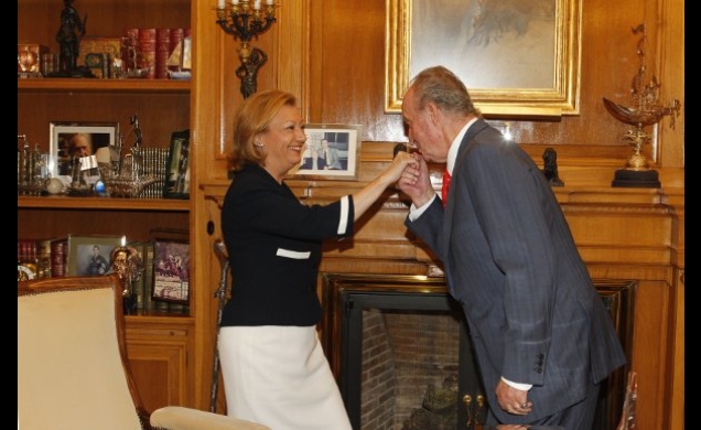 Don Juan Carlos saluda a la presidenta de Aragón, Luisa Fernanda Rudi