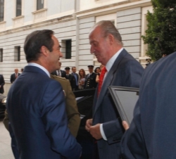 El presidente del Congreso recibe a Don Juan Carlos a su llegada