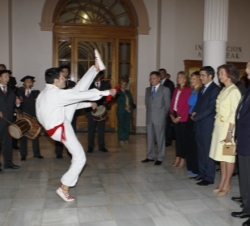 Su Majestad la Reina durante la interpretación del aurresku de honor