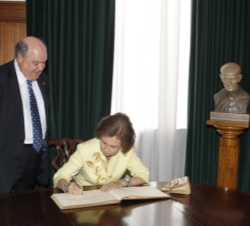 Doña Sofía firma en el libro de honor de la Universidad