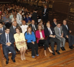 Doña Sofía, acompañada por el lehendakari del Gobierno Vasco, Patxi López, y la ministra de Sanidad, Política Social e Igualdad, Leire Pajín, durante 