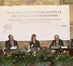 Doña Letizia, en la mesa presidencial, junto al presidente de La Rioja, el director de la RAE, el presidente de la Agencia EFE y el consejero delegado