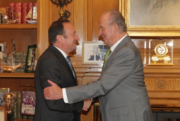 Don Juan Carlos recibe el saludo del presidente Sanz