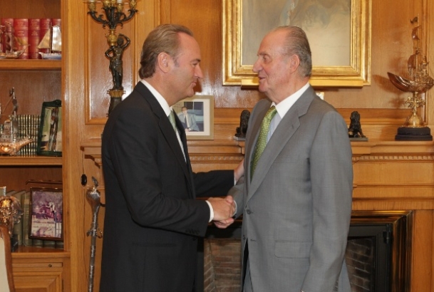 Su Majestad el Rey recibe el saludo del presidente de la Generalitat Valenciana