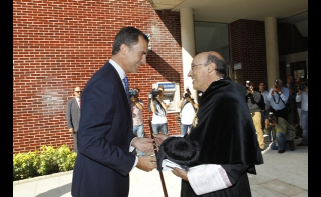 Su Alteza Real recibe el Bastón de Mando de manos del rector magnífico de la Universidad de Cantabria, Federico Gutiérrez-Solana