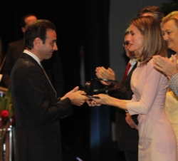 Su Alteza Real haciendo entrega del Galardón en la Categoría Persona a Enrique Ponce