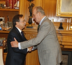Don Juan Carlos recibe el saludo del presidente de la Ciudad Autónoma de Ceuta