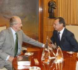 Su Majestad, junto al presidente de la Ciudad Autónoma de Ceuta, Juan Jesús Vivas Lara