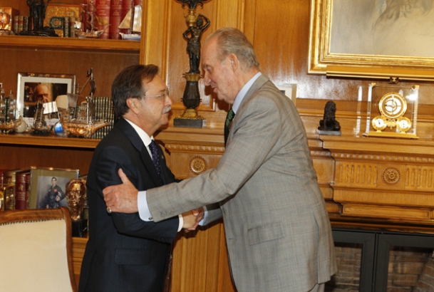 Don Juan Carlos recibe el saludo del presidente de la Ciudad Autónoma de Ceuta