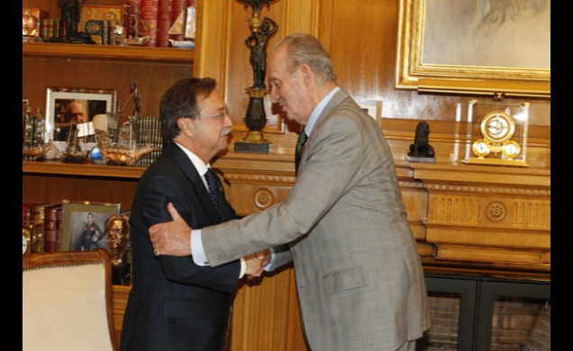 Don Juan Carlos recibe el saludo del presidente de la Ciudad Autónoma de Ceuta