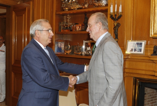 Don Juan Carlos recibe el saludo de Juan José Imbroda Ortiz