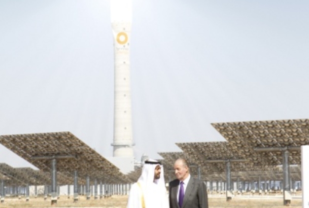 El Rey y el Príncipe Heredero de Abu Dhabi, frente a la planta