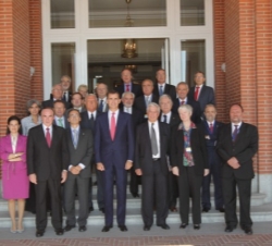 Fotografía de grupo con los miembros de la Cátedra Vargas Llosa