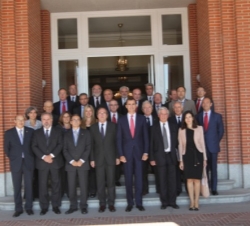 Fotografía de grupo con los miembros del Patronato de la Fundación Biblioteca Virtual Miguel de Cervantes
