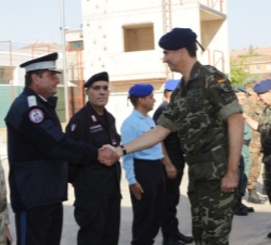 Don Felipe saluda a los miembros de la Gendarmería francesa y de los Carabinieri italianos