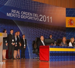 Doña Cristina atiende a las palabras del presidente del Consejo Superior de Deportes, Albert Soler