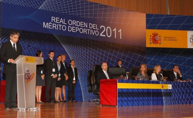 Doña Cristina atiende a las palabras del presidente del Consejo Superior de Deportes, Albert Soler