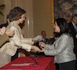Doña Sofía hace entrega de uno de los galardones