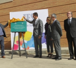 Su Alteza Real el Príncipe de Asturias descubre una placa conmemorativa
