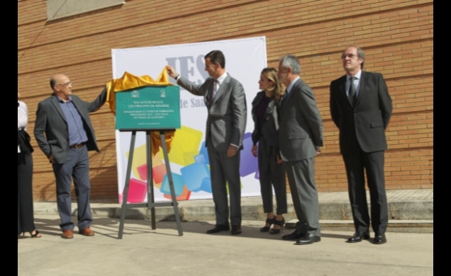 Su Alteza Real el Príncipe de Asturias descubre una placa conmemorativa
