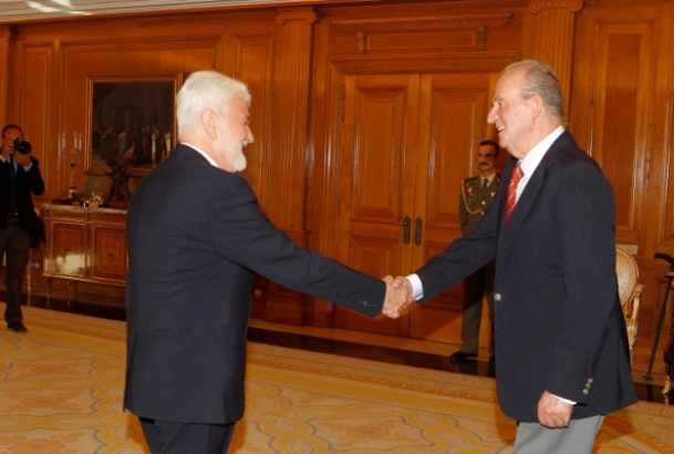 Su Majestad el Rey saluda al Primer Ministro y Ministro de Finanzas de la República de Servia