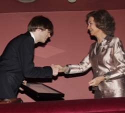 La Reina recibe el saludo del compositor alemán Alexander Muno, que resultó finalista