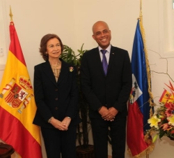 Su Majestad la Reina junto al Presidente de Haití, momentos antes de su encuentro en el Aeropuerto