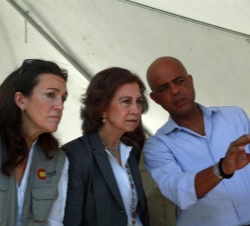 La Reina atiende a las explicaciones del presidente de Haití, Michel Martelly, durante su visita a la planta de tratamiento de aguas residuales en Tit