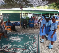 La Reina escucha a un grupo de alumnas durante su visita al proyecto de reconstrucción de la escuela Santa Rosa de Lima, en Léogâne