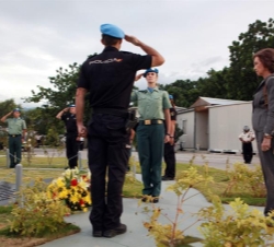 Su Majestad durante la ofrenda floral a los caídos