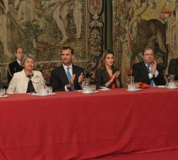 Sus Altezas Reales los Príncipes de Asturias en la mesa presidencial