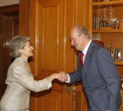 Su Majestad el Rey saluda a la directora general de la UNESCO