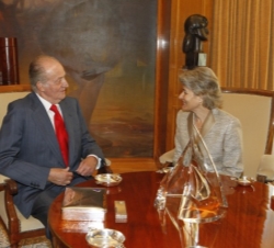 Don Juan Carlos conversa con la Sra. Bokova