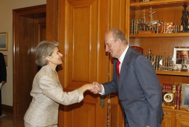 Su Majestad el Rey saluda a la directora general de la UNESCO